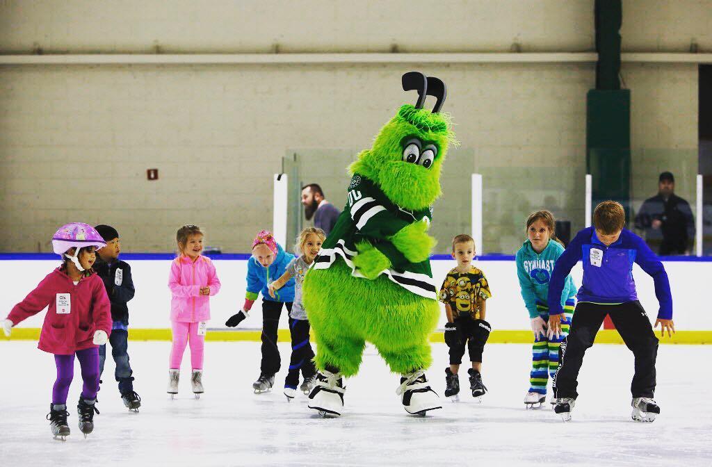 Little kids dancing with the Dallas Stars mascot