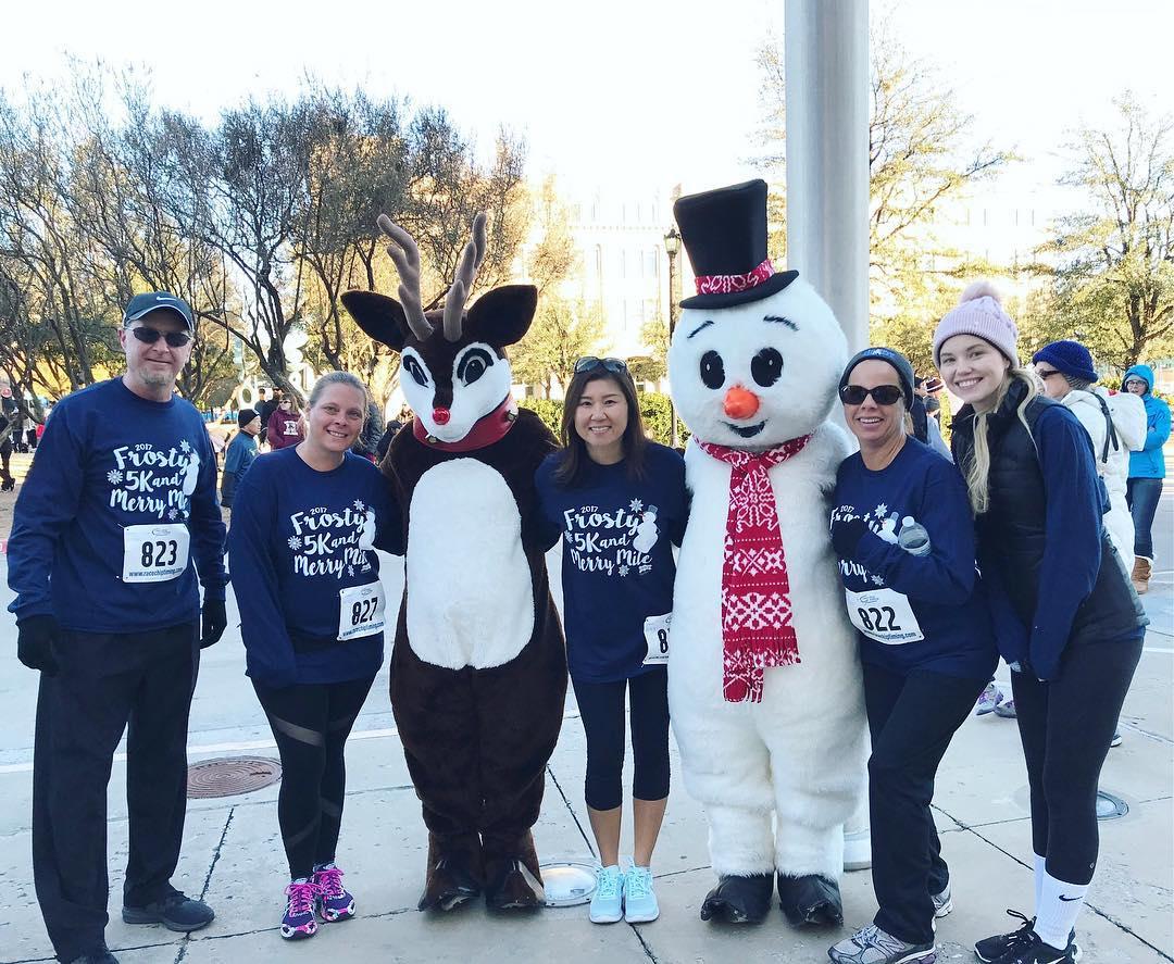 runners posing with Frosty and Rudolph
