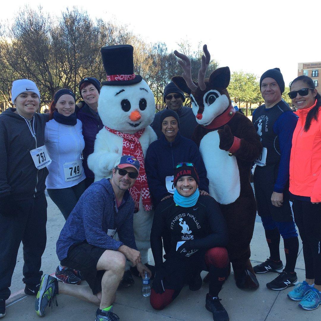 runners posing with Frosty and Rudolph