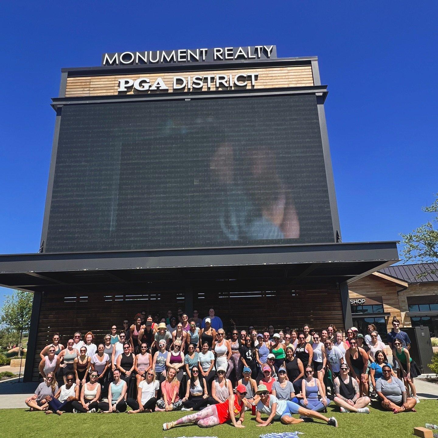female golfers posing for a group photo